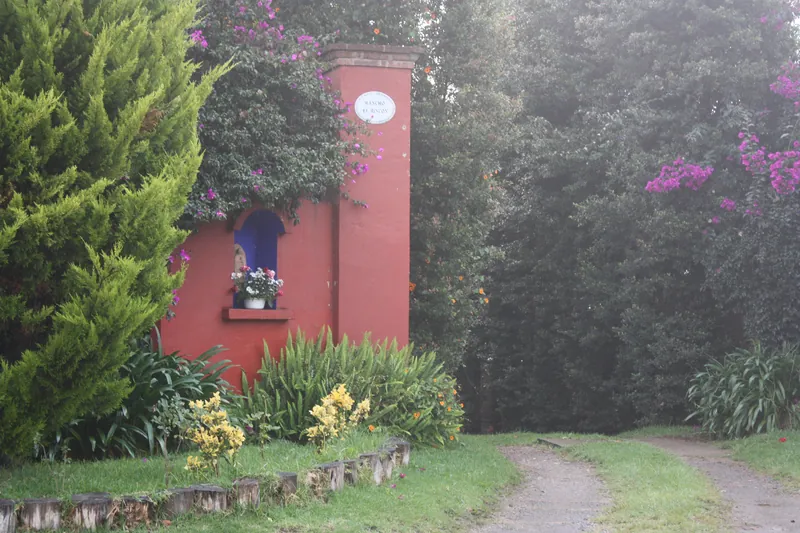 Capilla roja con bugambilia junto al acceso del rancho