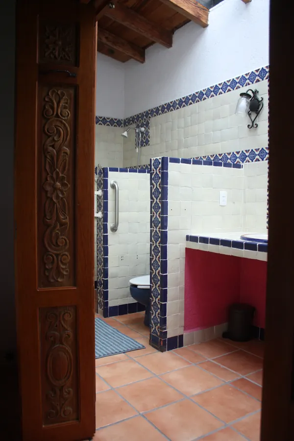 Baño completo con azulejo de talavera y barras de apoyo