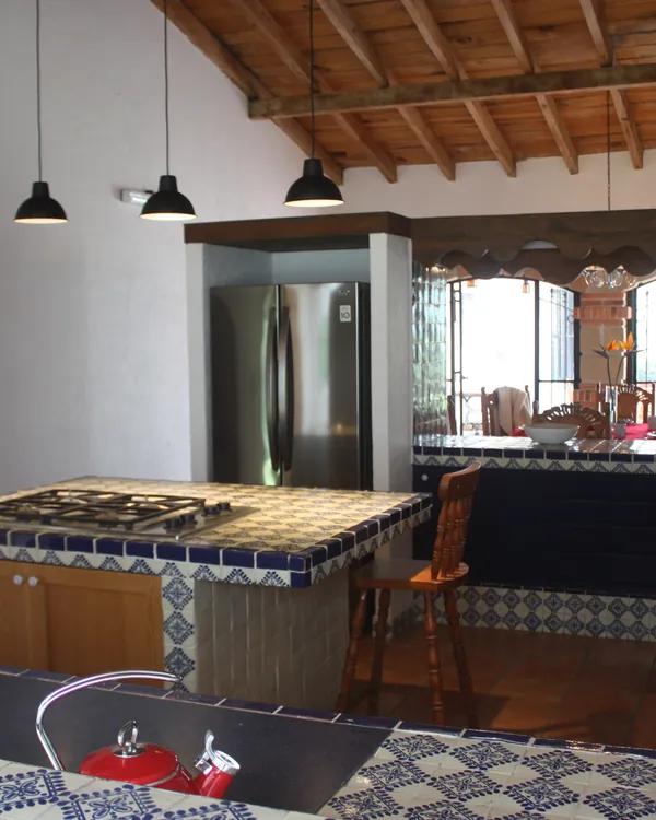 Cocina con barra de talavera, estufa de gas y refrigerador